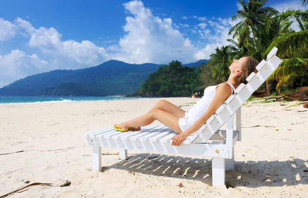 Meisje op een strand — Stockfoto