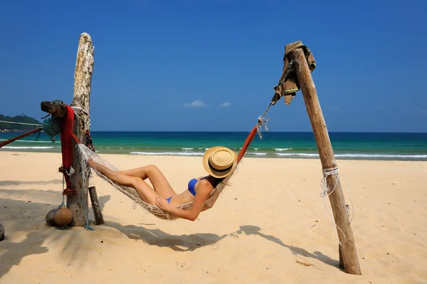 Kobieta w hamaku na plaży — Zdjęcie stockowe