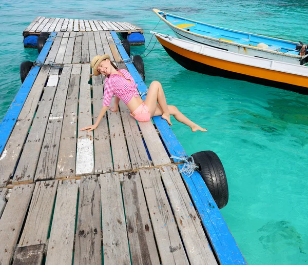 Donna al molo della spiaggia — Foto Stock