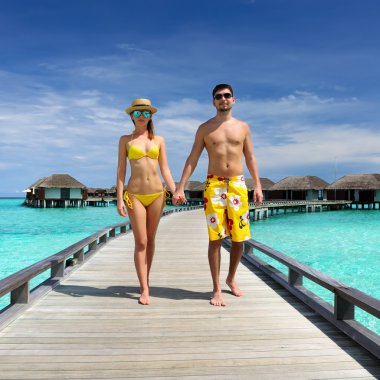 Maldivler plaj iskeleye couple