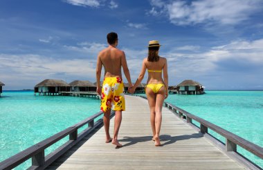 Maldivler plaj iskeleye couple