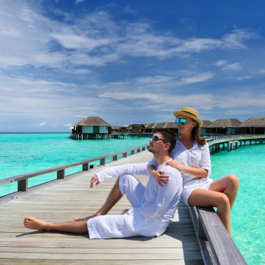 Maldivler plaj iskeleye couple