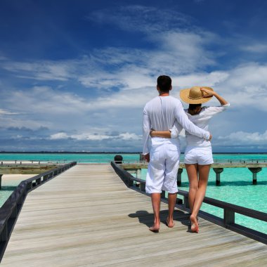 Maldivler plaj iskeleye couple
