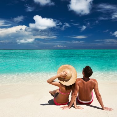 Maldivler bir plajda couple