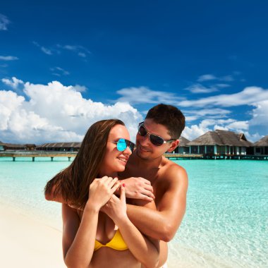 Maldivler bir plajda couple