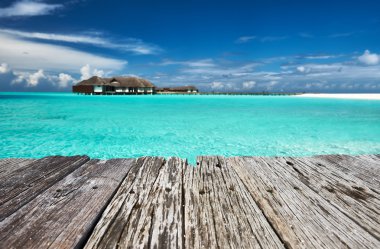 güzel bir plaj iskelesi ile