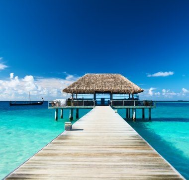 güzel bir plaj iskelesi ile