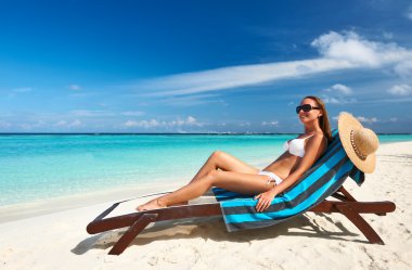 beach adlı genç bir kadın