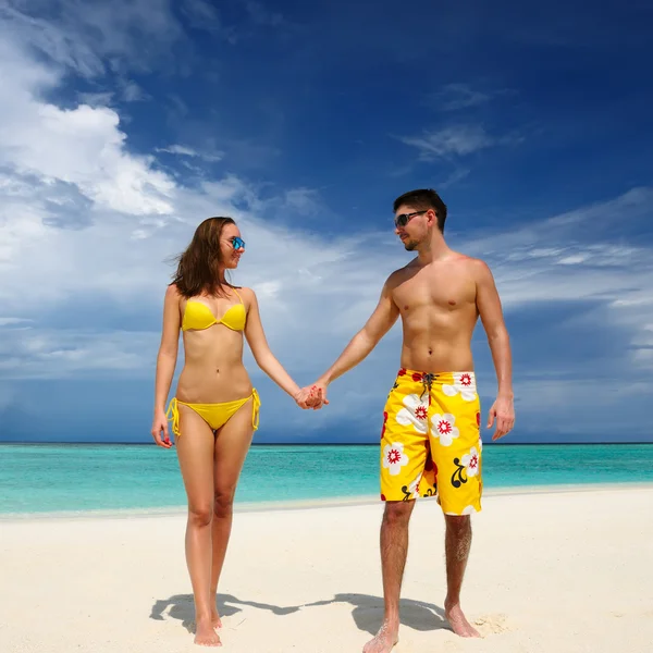 Casal em uma praia em Maldivas — Fotografia de Stock