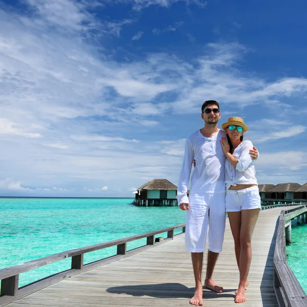 Couple on a beach jetty at Maldives — Stock Photo, Image