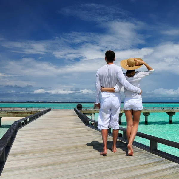 Couple on a beach jetty at Maldives — Stock Photo, Image