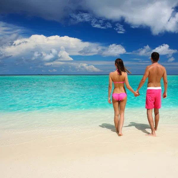 Couple on a beach at Maldives — Stock Photo, Image