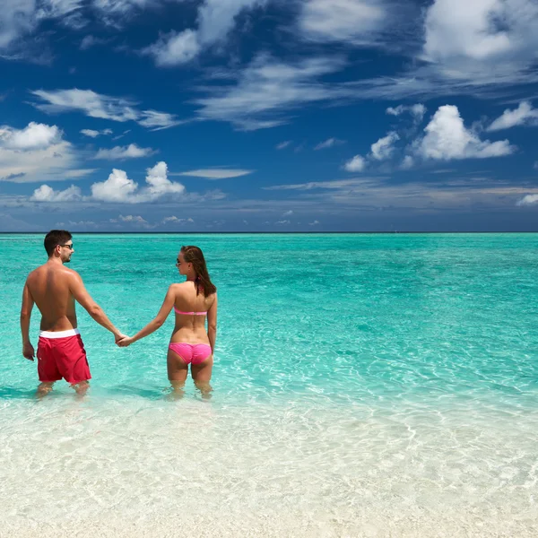 Casal em uma praia em Maldivas — Fotografia de Stock