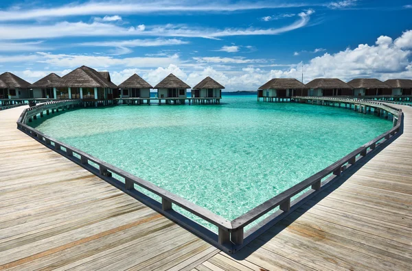 Schöner Strand mit Wasserbungalows — Stockfoto