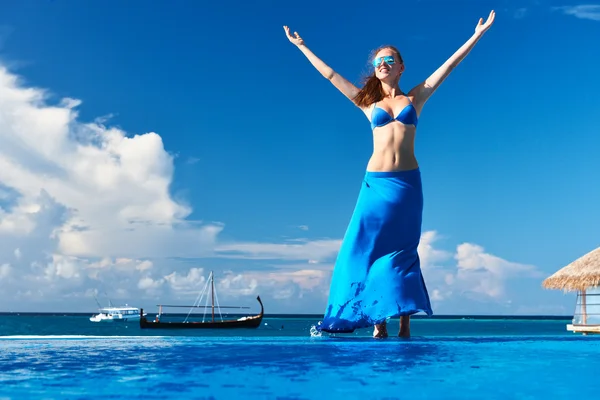 Mulher à beira da piscina — Fotografia de Stock