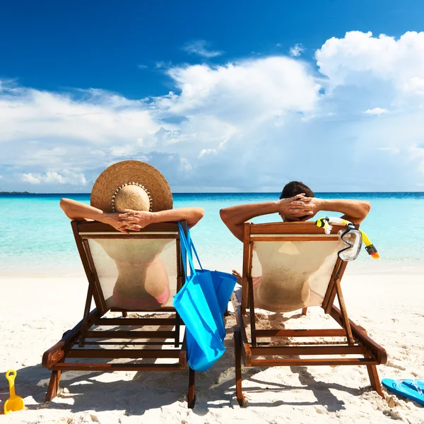 Pareja en la playa de Maldivas — Foto de Stock