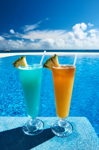 Cocktails perto da piscina — Fotografia de Stock