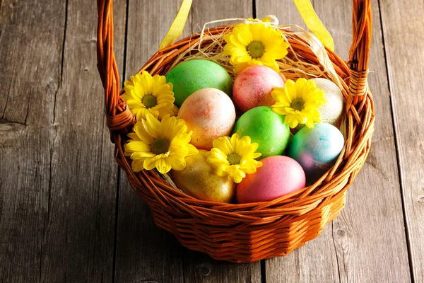 Oeufs de Pâques colorés dans le panier — Photo