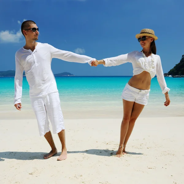 Couple en blanc sur une plage — Photo