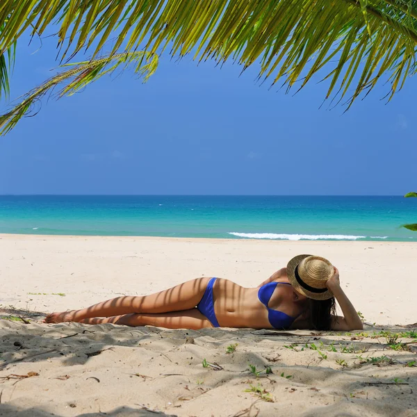 Donna in spiaggia sotto la palma — Foto Stock