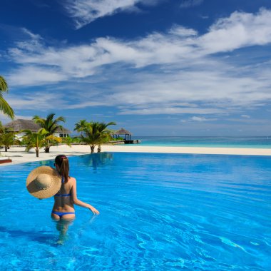 havuz kenarında kadın