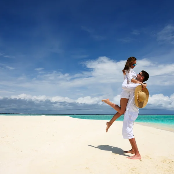 Пара на пляже на Мальдивах — стоковое фото