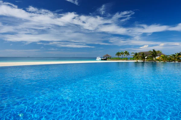 Piscina tropical de lujo — Foto de Stock