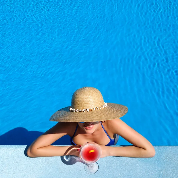 Frau am Pool mit kosmopolitischem Cocktail — Stockfoto