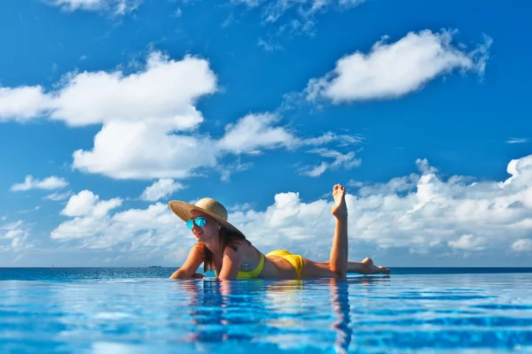 Femme au bord de la piscine — Photo