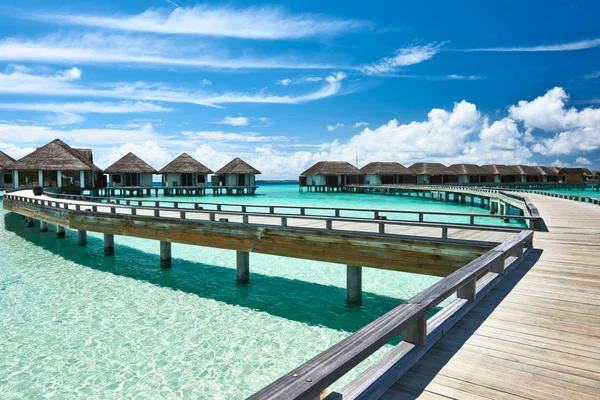 Praia bonita com bungalows de água — Fotografia de Stock