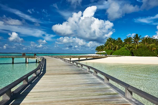 Bella spiaggia con pontile — Foto Stock