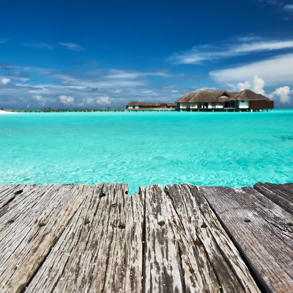 Schöner Strand mit Steg — Stockfoto