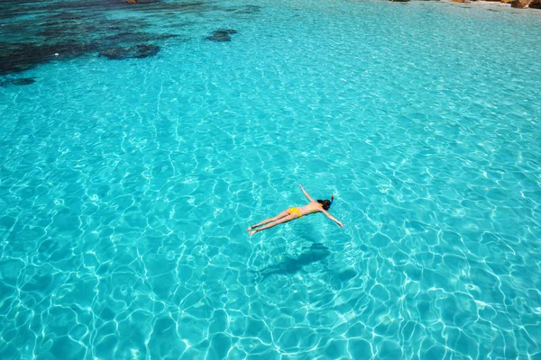 Γυναίκα, κολύμβηση με αναπνευστήρα — Φωτογραφία Αρχείου