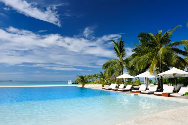 Luxus-tropisches Schwimmbad lizenzfreie Stockfotos