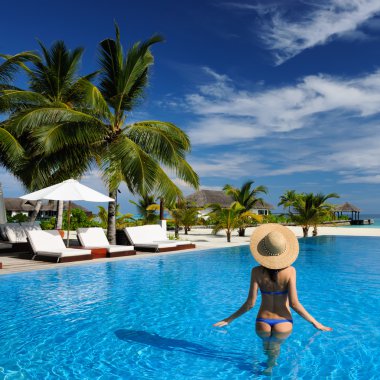 havuz kenarında kadın