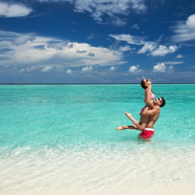 Maldivler bir plajda couple