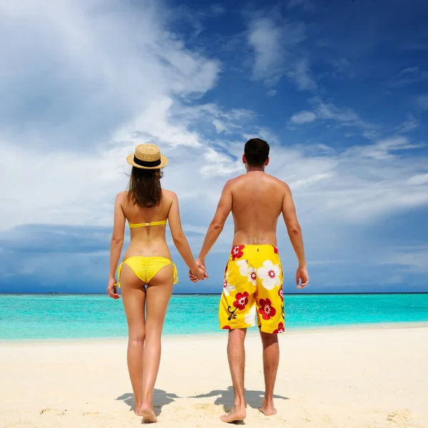 Par på en strand på Maldiverna — Stockfoto