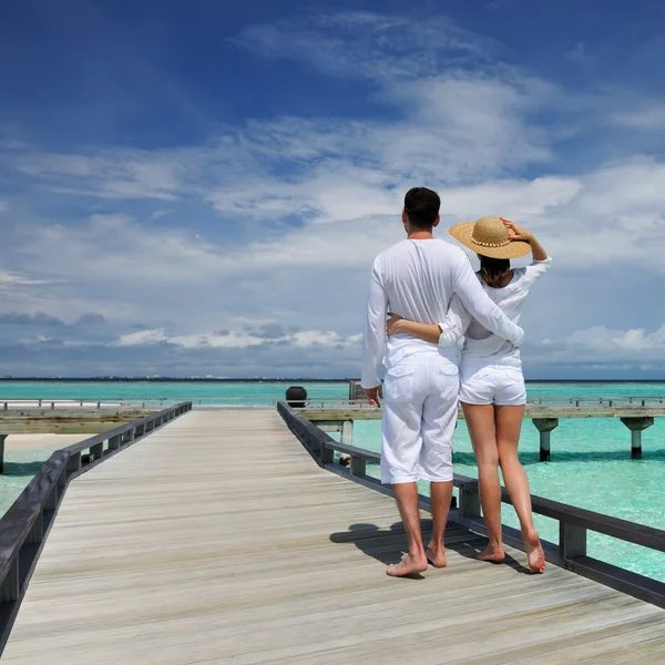 Pareja en un muelle de playa en Maldivas — Foto de Stock