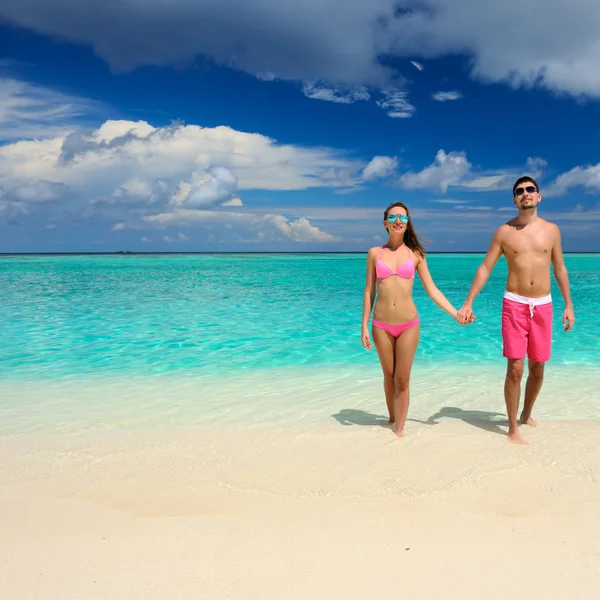 Casal em uma praia em Maldivas — Fotografia de Stock