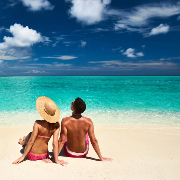 Pareja en una playa en Maldivas — Foto de Stock