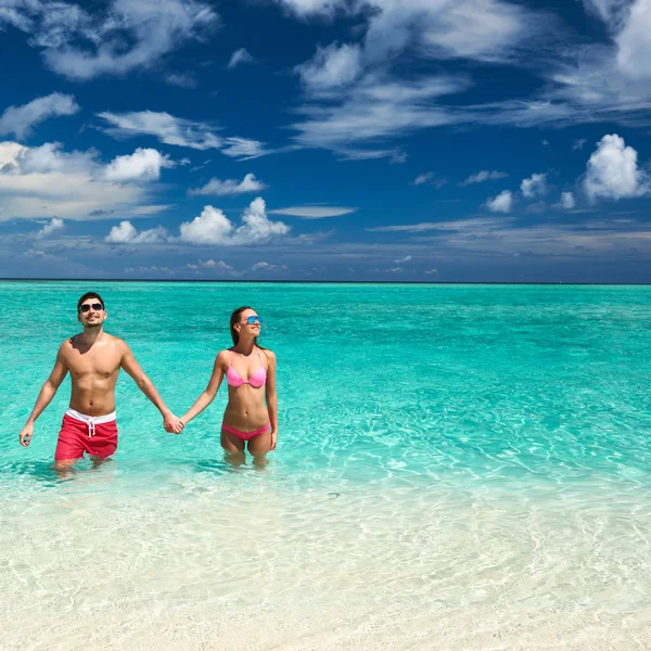 Casal em uma praia em Maldivas — Fotografia de Stock