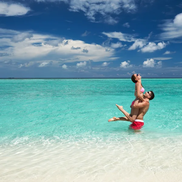 Pareja en una playa en Maldivas — Foto de Stock