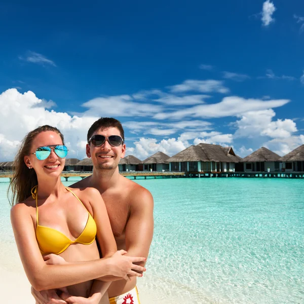 Couple sur une plage aux Maldives — Photo