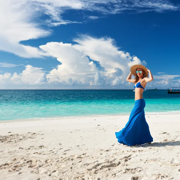 Donna in spiaggia — Foto Stock