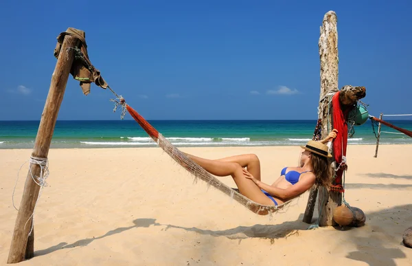 Woman in hammock on beach — Stock Photo, Image