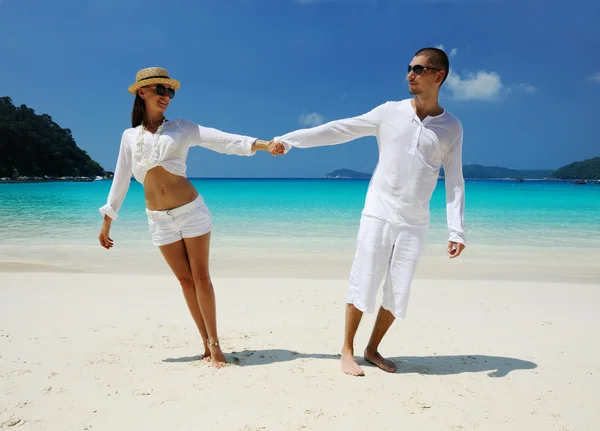 Para w kolorze białym na plaży — Zdjęcie stockowe
