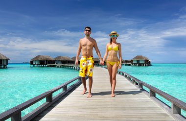 Maldivler plaj iskeleye couple
