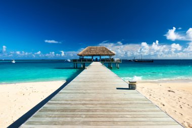 güzel bir plaj iskelesi ile
