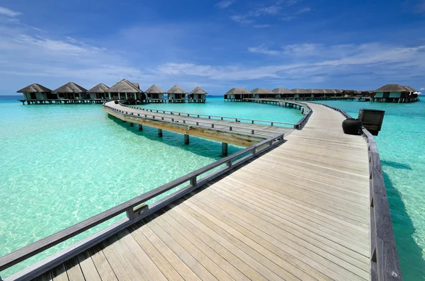 Praia bonita com bungalows de água — Fotografia de Stock