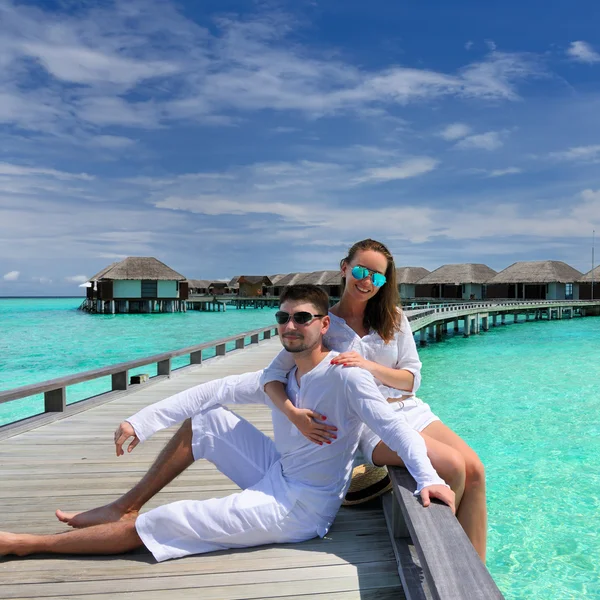 Par på en strand brygga på Maldiverna — Stockfoto